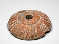 Ame Ker 122  Ame Ker 122, Mexiko, Zentrales Hochland,Tolteken, Azteken, Postklassische Periode, ca. 1200-1521 n. Chr., Spinnwirtel, Ton, H 1,6 cm, Dm 5,9 cm : Museumsfoto: Claus Cordes, Bestandskatalog Ethnologie